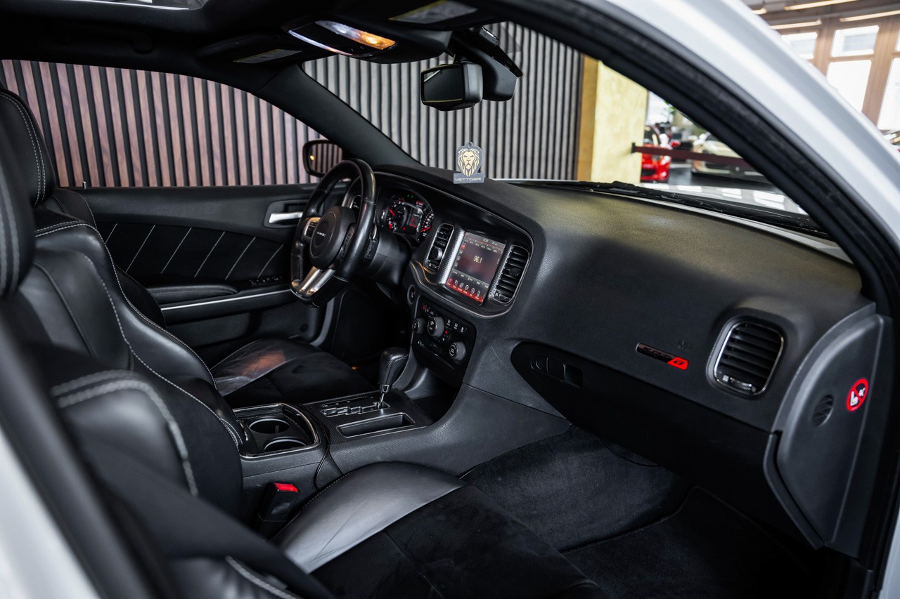 DODGE Charger SRT8-image-14