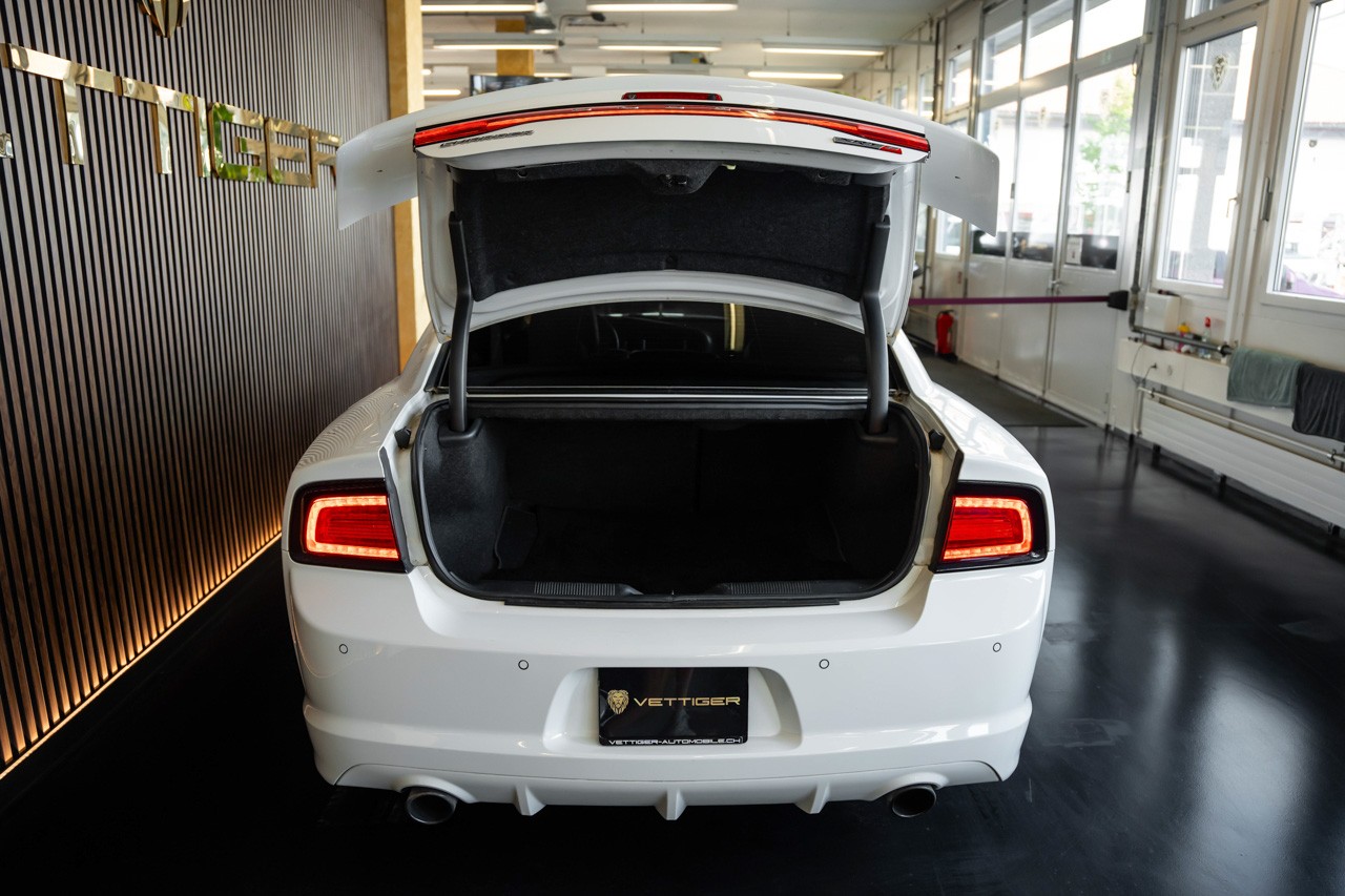 DODGE Charger SRT8-image-5