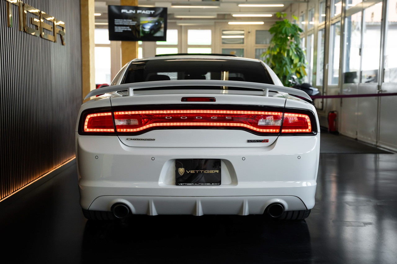 DODGE Charger SRT8-image-4
