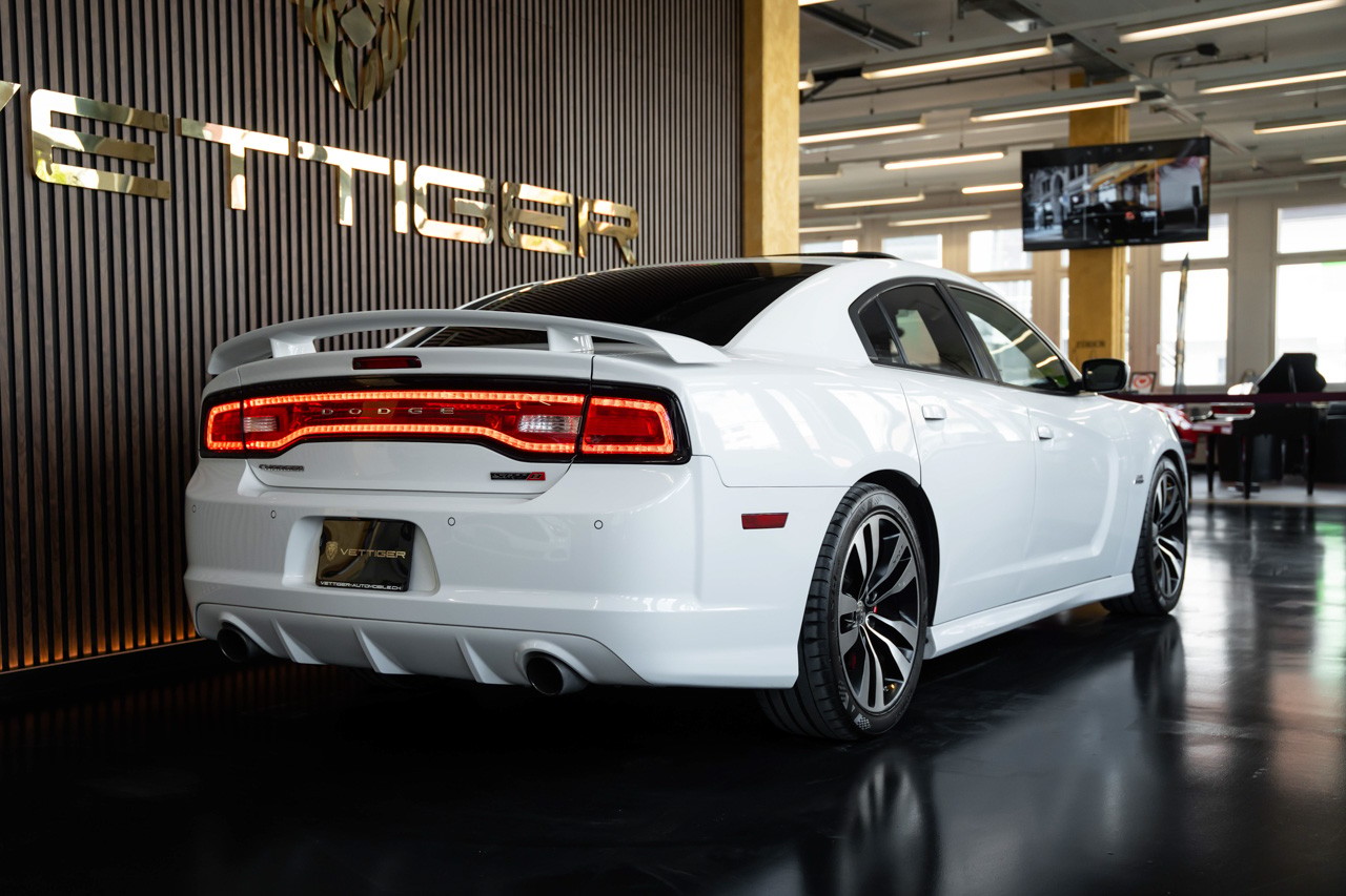 DODGE Charger SRT8-image-6