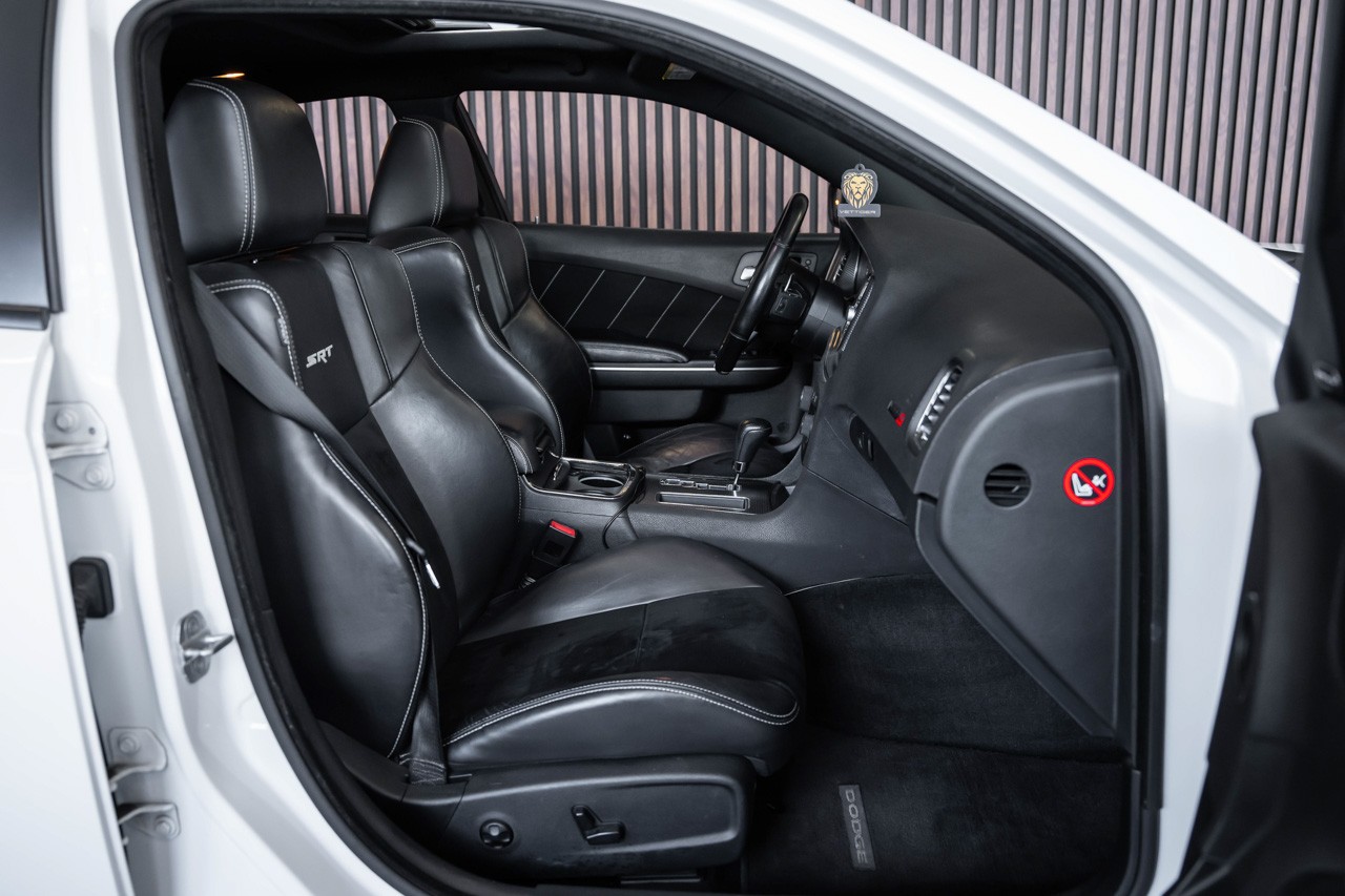 DODGE Charger SRT8-image-15