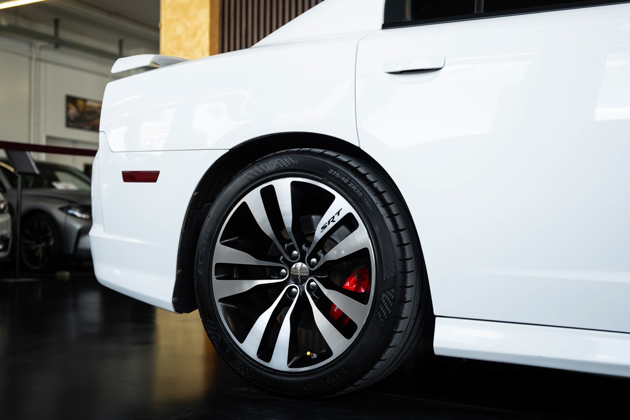 DODGE Charger SRT8-image-10