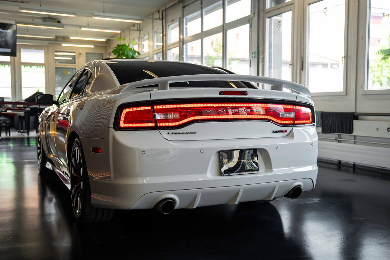 DODGE Charger SRT8-showroom-element-3