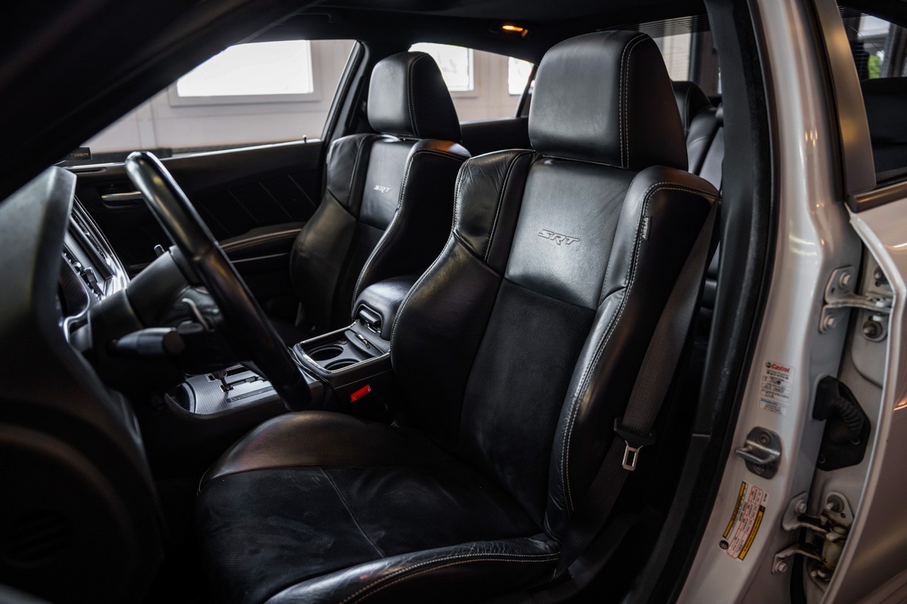 DODGE Charger SRT8-image-13