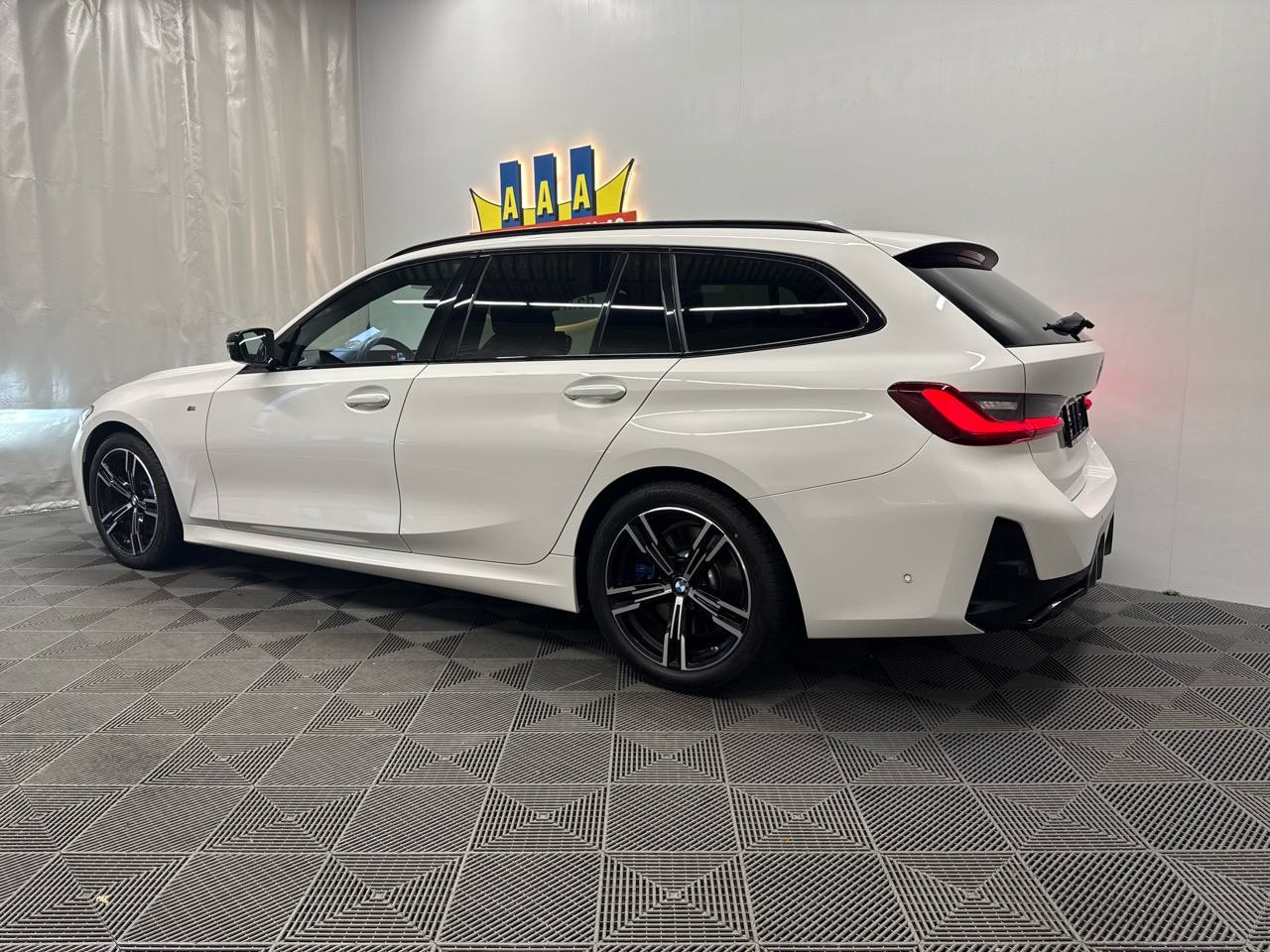BMW M340i xDrive 48V Touring Steptronic-showroom-element-1