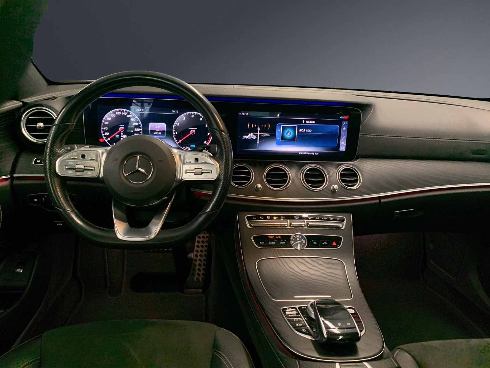MERCEDES-BENZ E 200 AMG Line 4 Matic-image-6