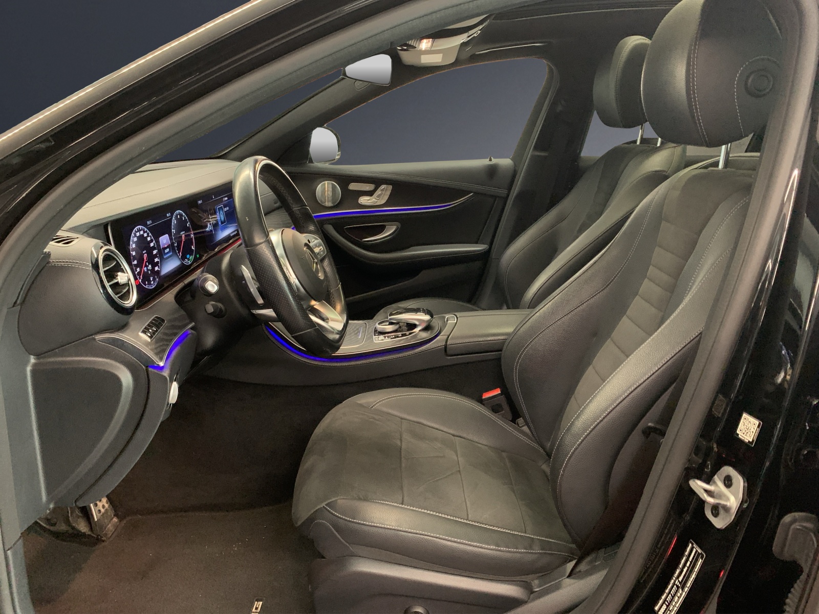 MERCEDES-BENZ E 200 AMG Line 4 Matic-image-5