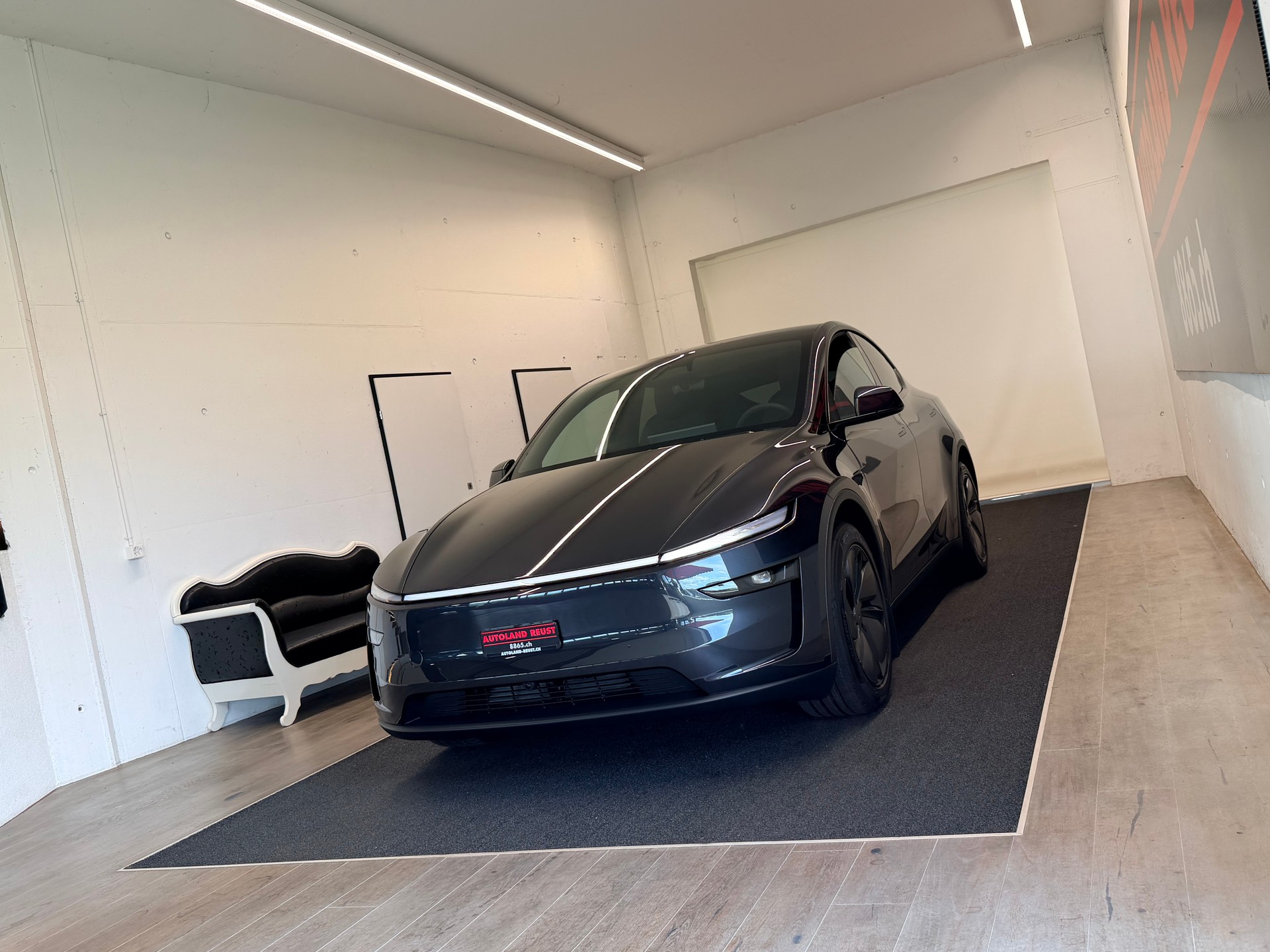 TESLA Model Y Long Range Premium AWD-showroom-element-2