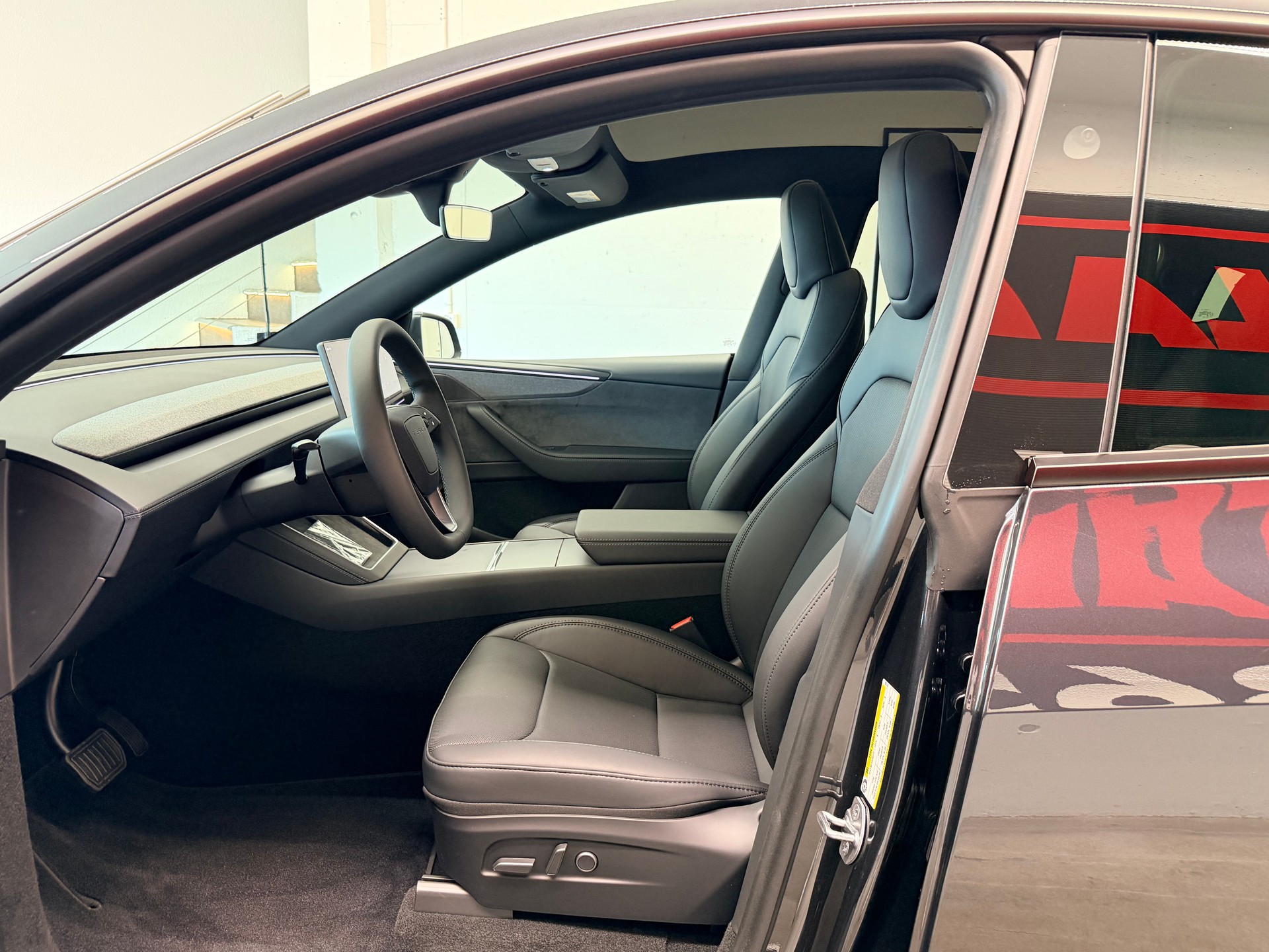 TESLA Model Y Long Range Premium AWD-image-12