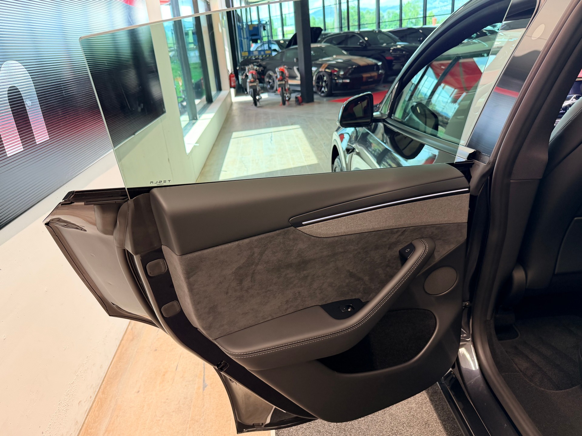 TESLA Model Y Long Range Premium AWD-image-16