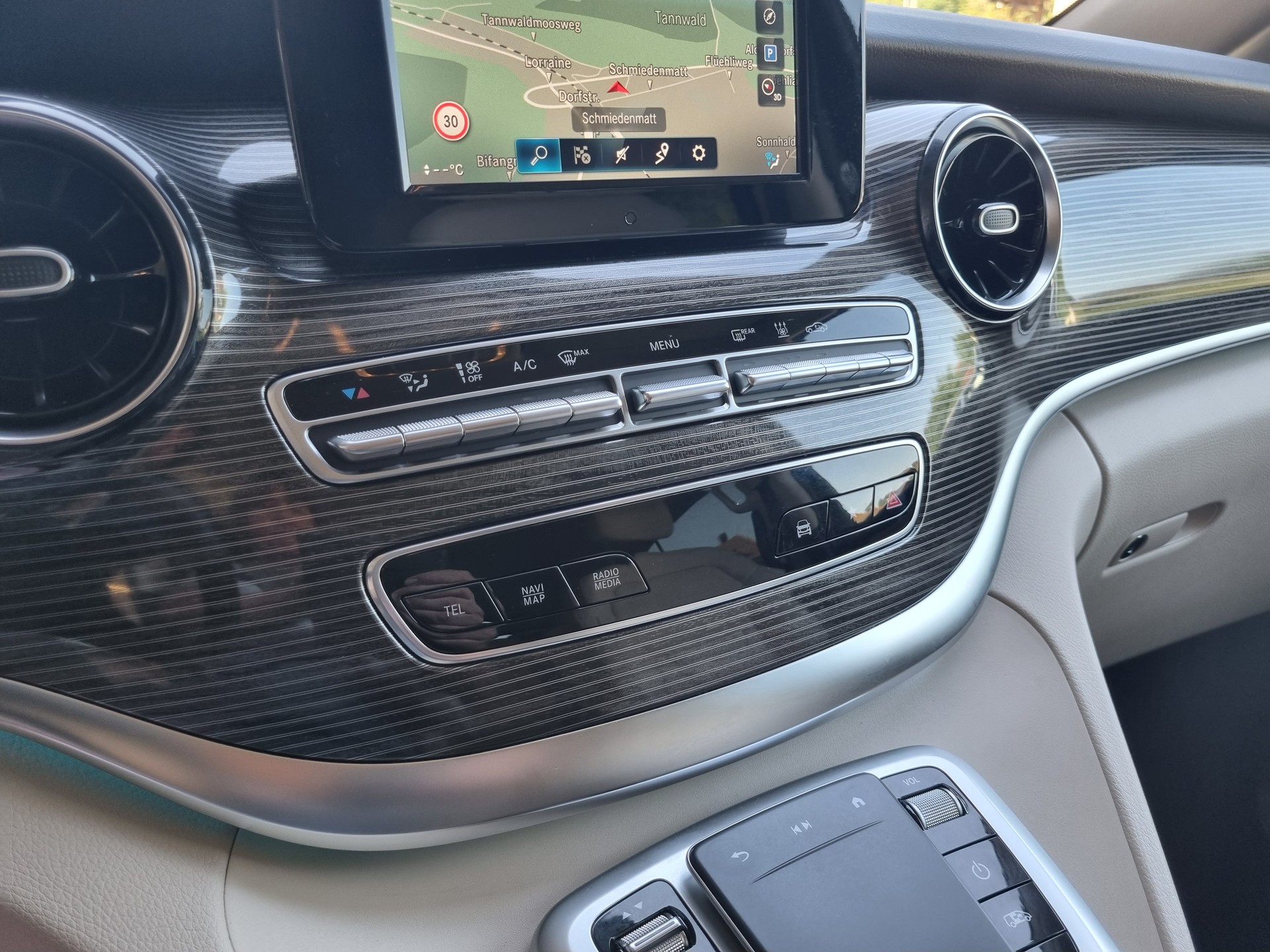 MERCEDES-BENZ V 250 d kompakt Avantgarde 4Matic 9G-Tronic-image-17