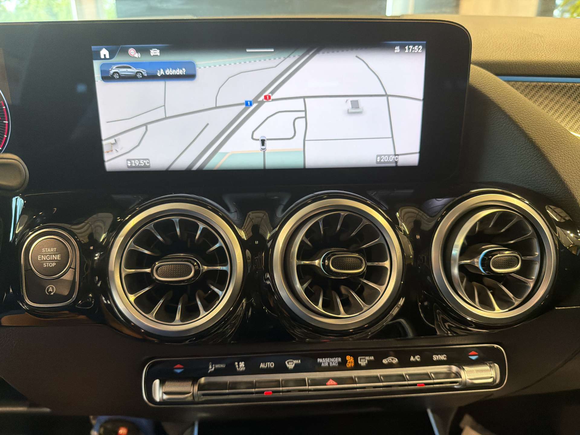 MERCEDES-BENZ GLA 200 AMG-Line DCT-Automat-showroom-element-1