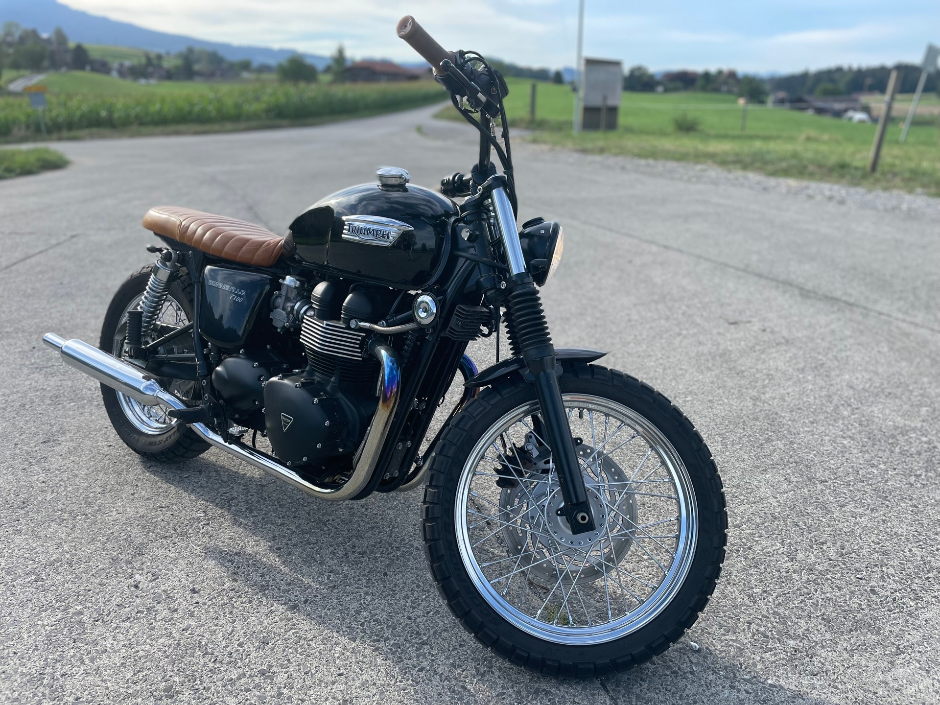 TRIUMPH Bonneville 900 i-image-3