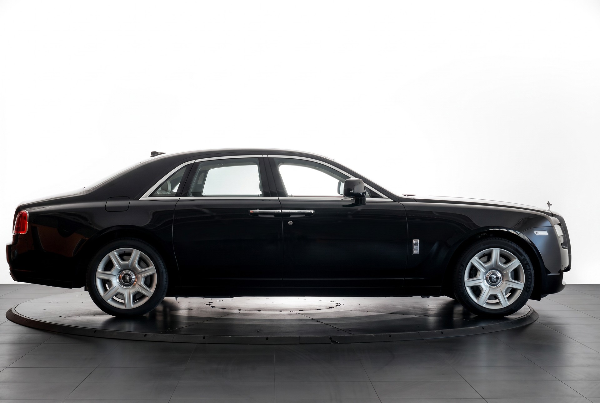 ROLLS-ROYCE Ghost 6.6 V12 EWB Diamond Black-image-6