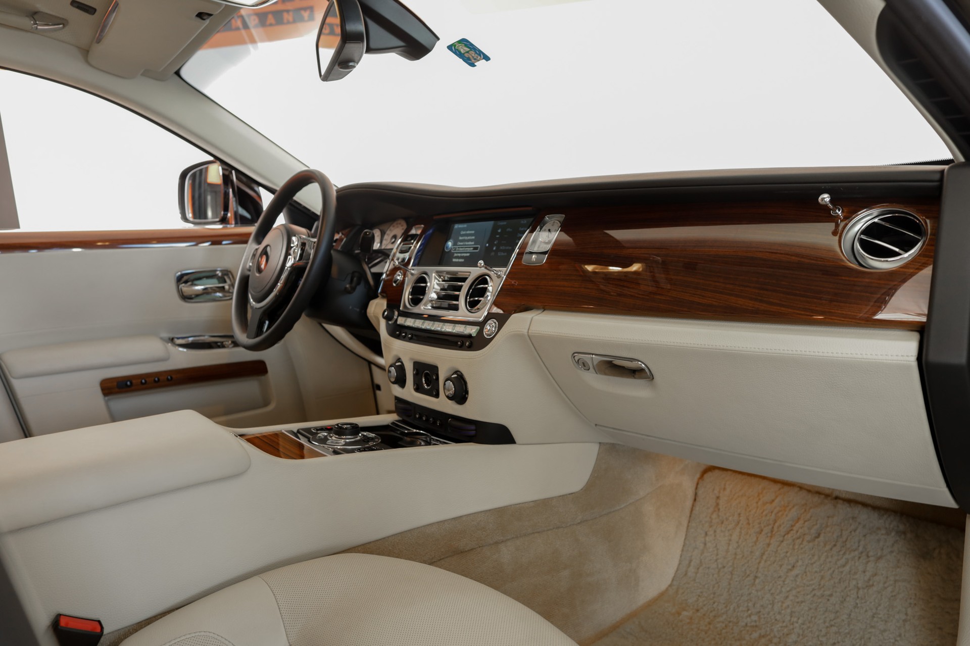 ROLLS-ROYCE Ghost 6.6 V12 EWB Diamond Black-showroom-element-3