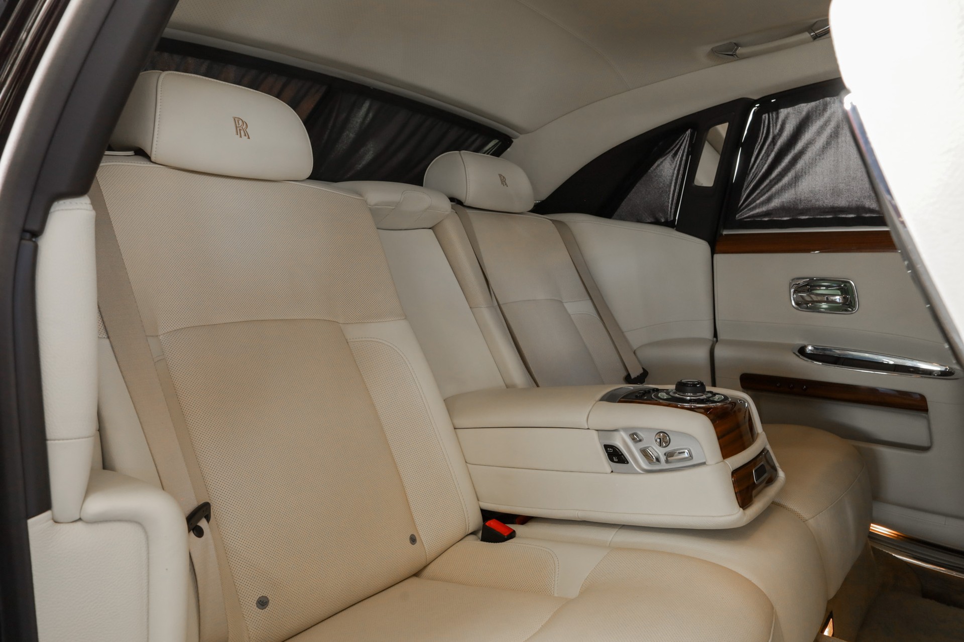 ROLLS-ROYCE Ghost 6.6 V12 EWB Diamond Black-image-18