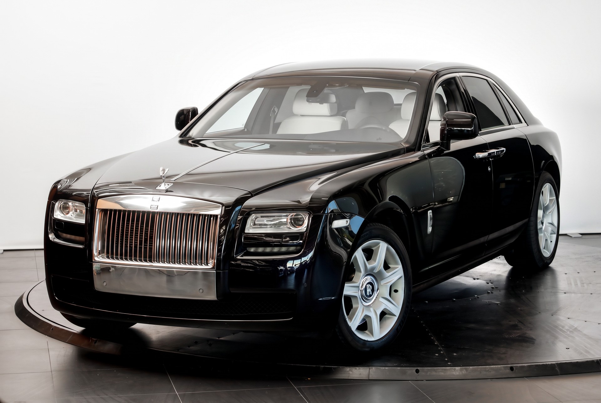ROLLS-ROYCE Ghost 6.6 V12 EWB Diamond Black-image-4