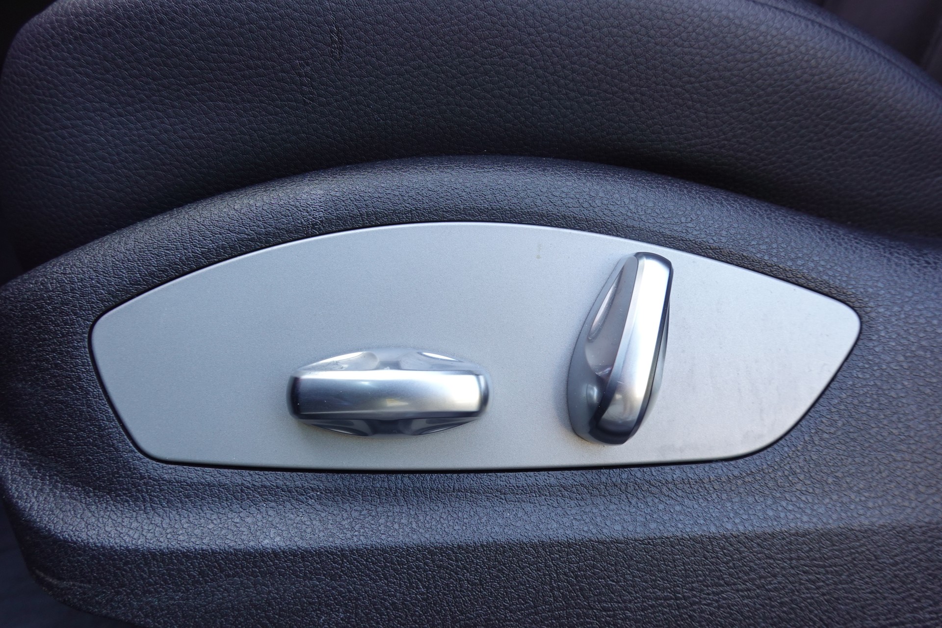 PORSCHE Macan PDK "* CH Auto * Sièges Chauffants * Tempomat Adaptatif * Caméra + Capteurs * Phares LED *"-image-22