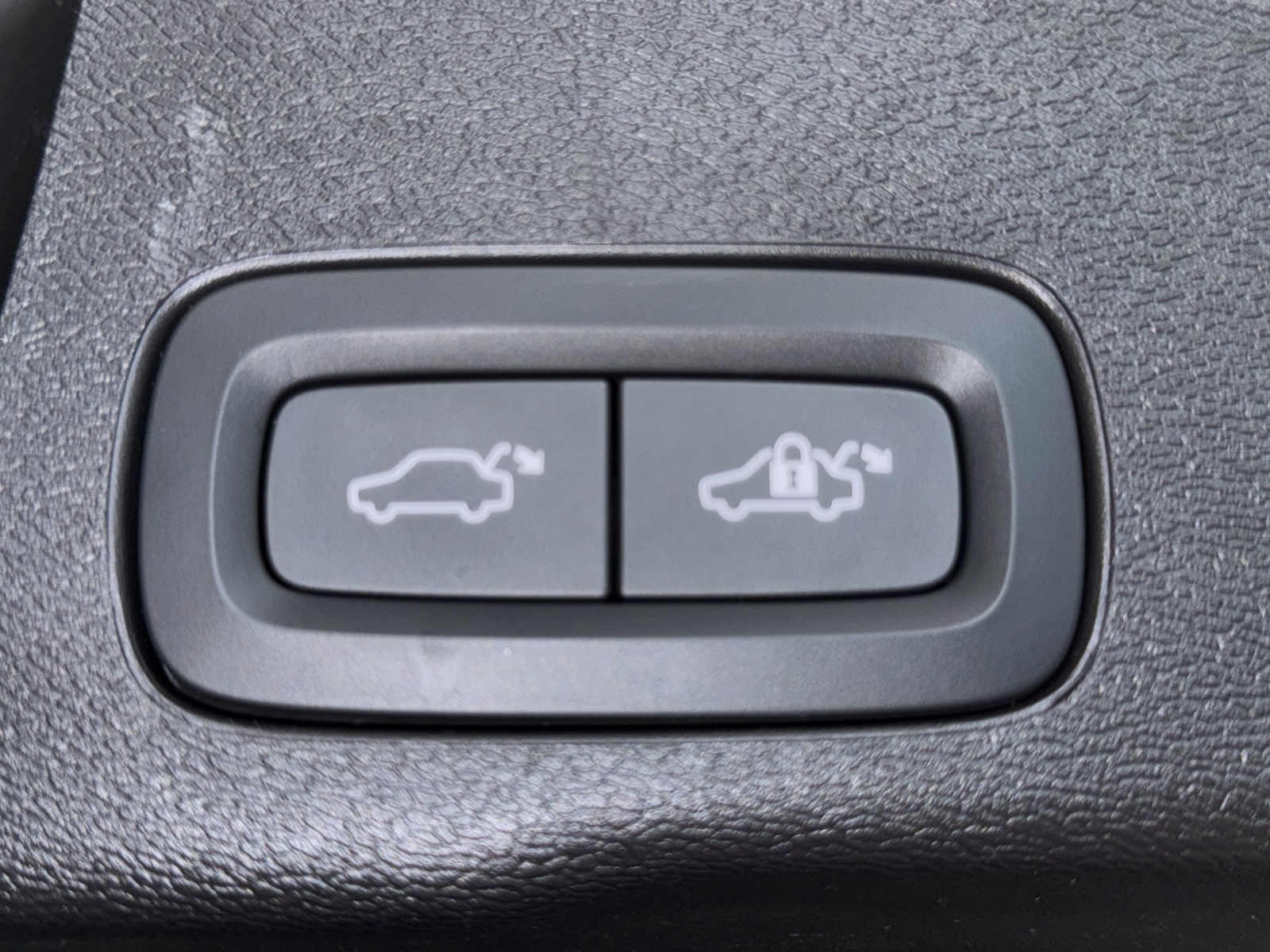 VOLVO XC60 2.0 T6 TE Plus Dark eAWD-image-15