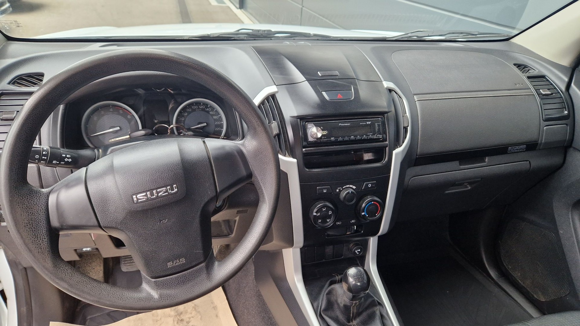ISUZU D-MAX 1.9 Space Planet 4x4-image-11