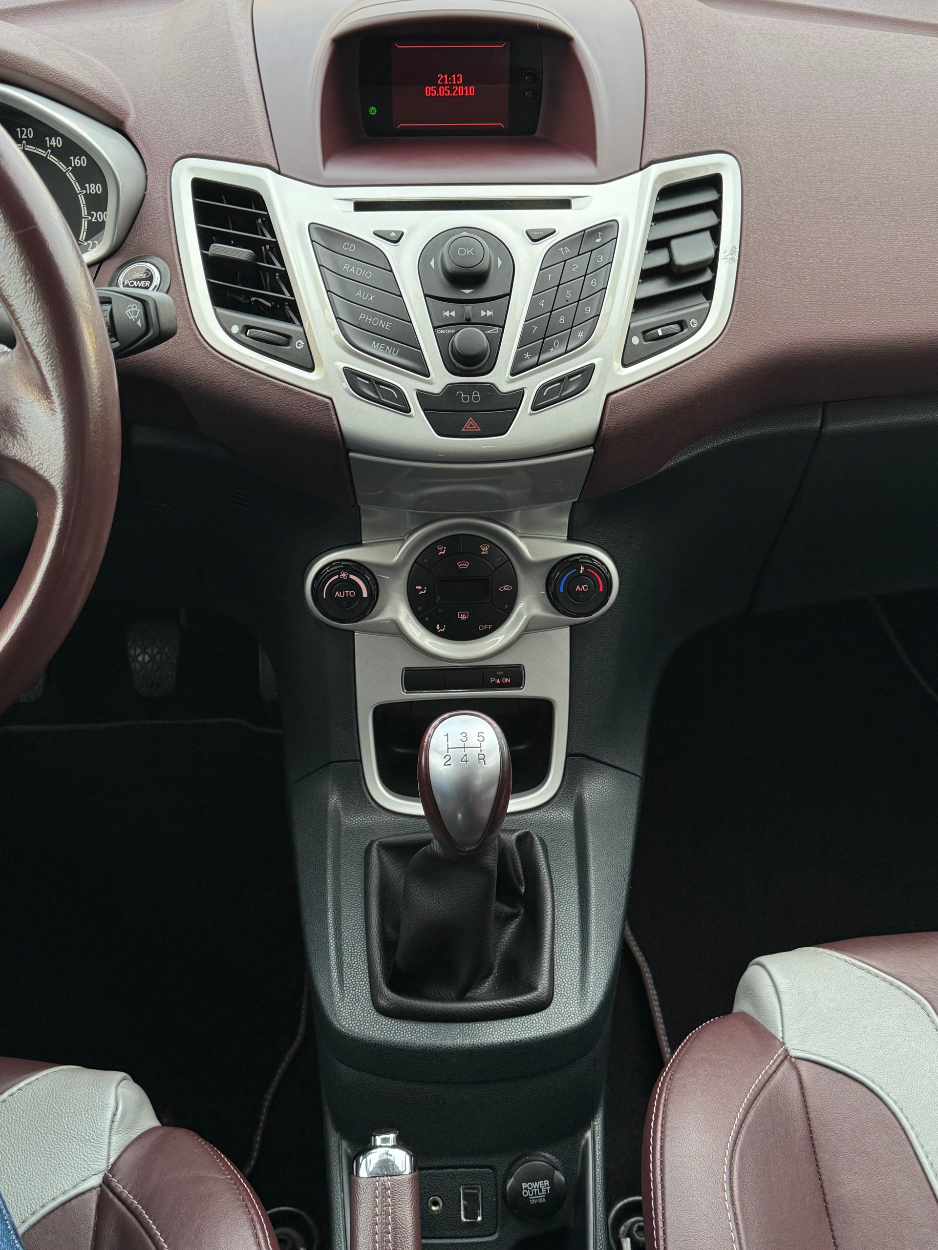 FORD Fiesta 1.6 16V Titanium-image-10