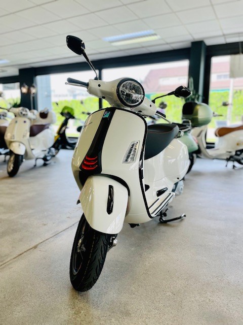 PIAGGIO Vespa GTS 125 Super Sport ABS-image-1