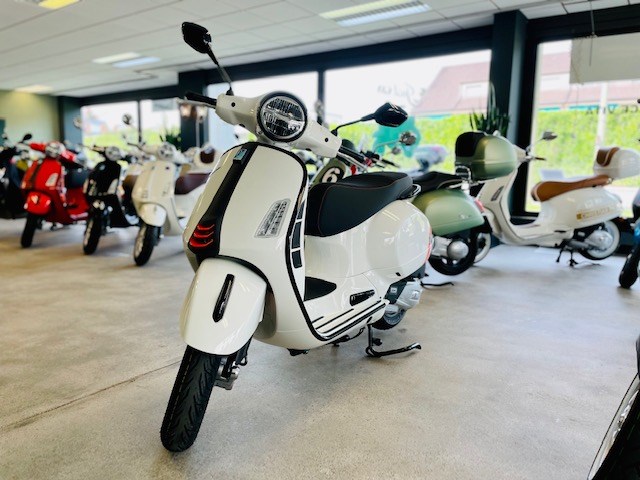 PIAGGIO Vespa GTS 125 Super Sport ABS-image-4