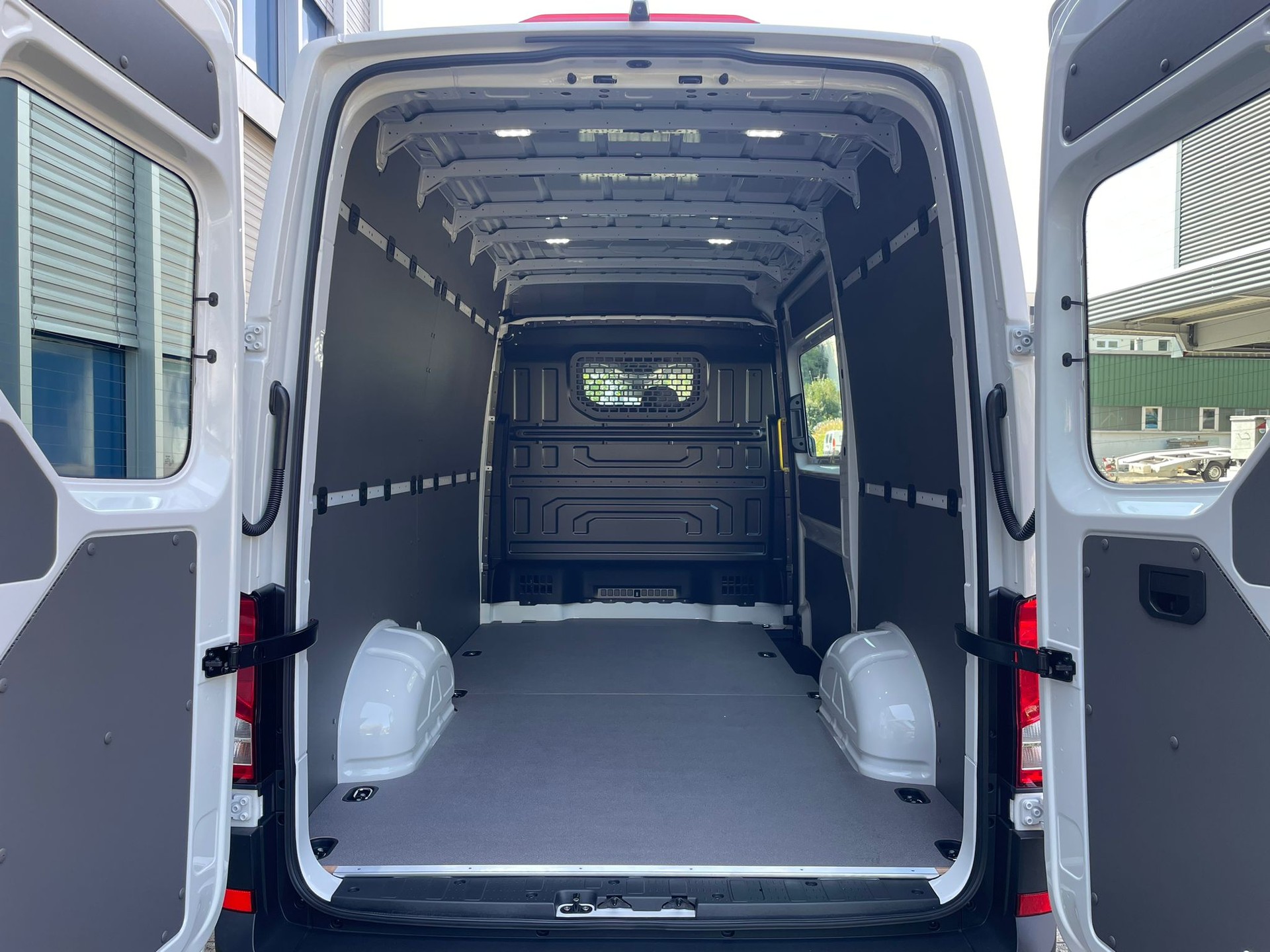 VW Crafter 35 2.0 TDI L3 HD-image-14