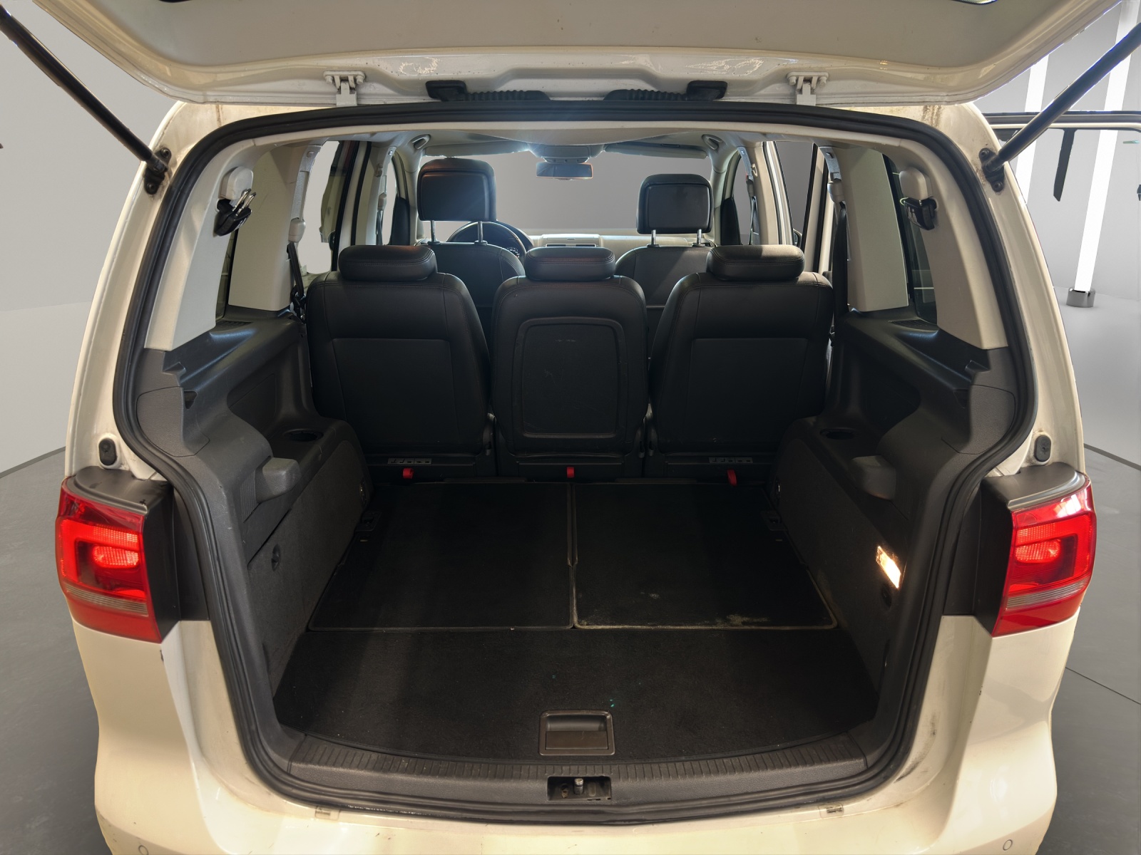 VW Touran 1.6 TDI Highline DSG-image-14
