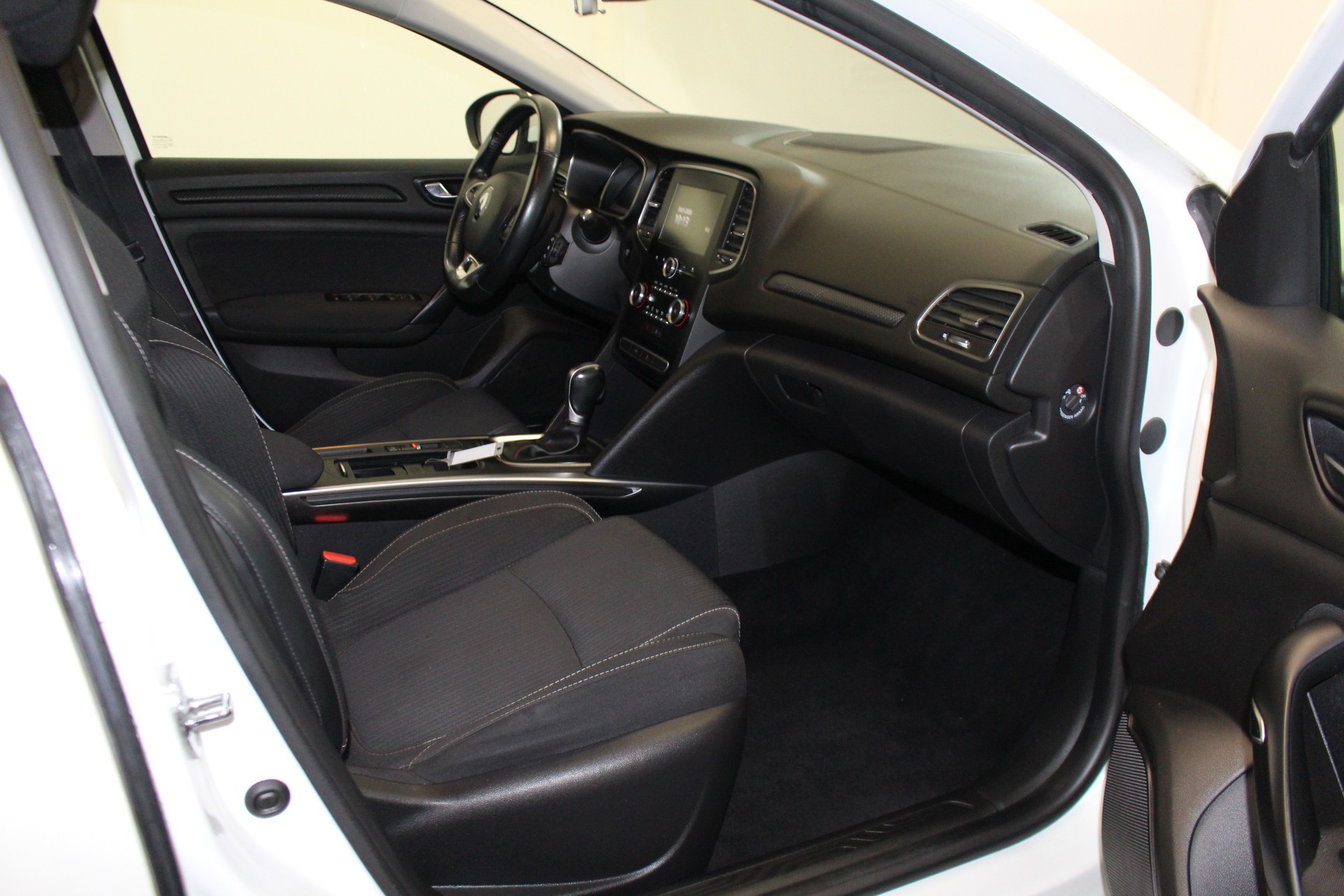 RENAULT Mégane 1.2 TCe 130 Zen EDC-image-10