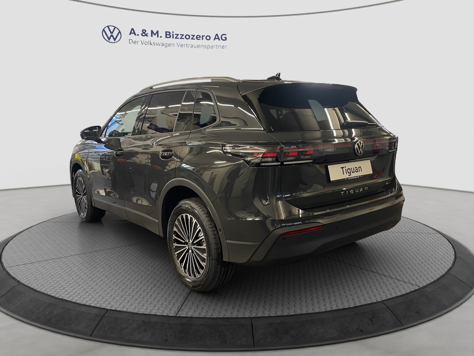 VW Tiguan 2.0 TSI DSG Life 4Motion-showroom-element-2