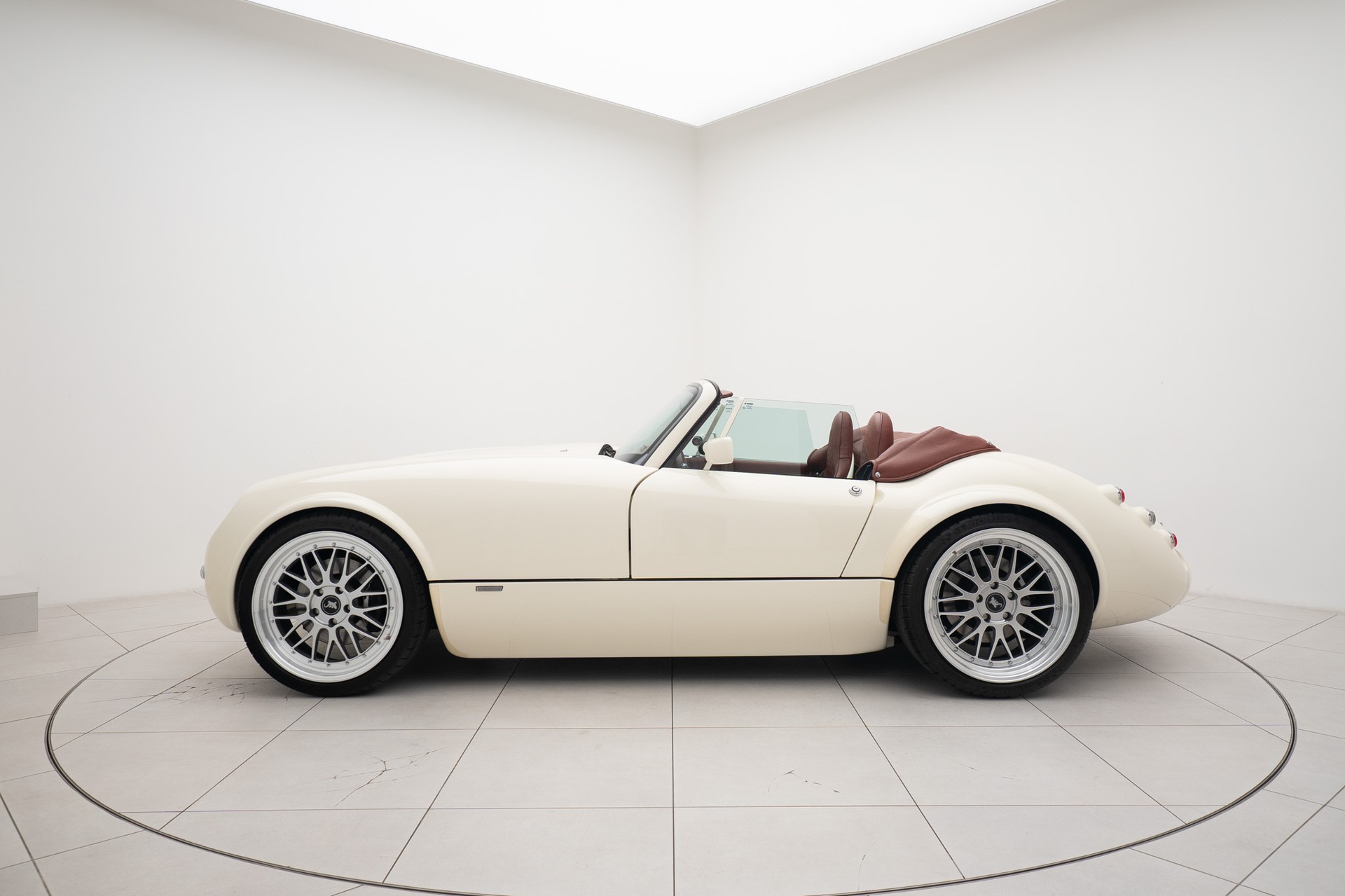 WIESMANN Roadster MF3-showroom-element-1
