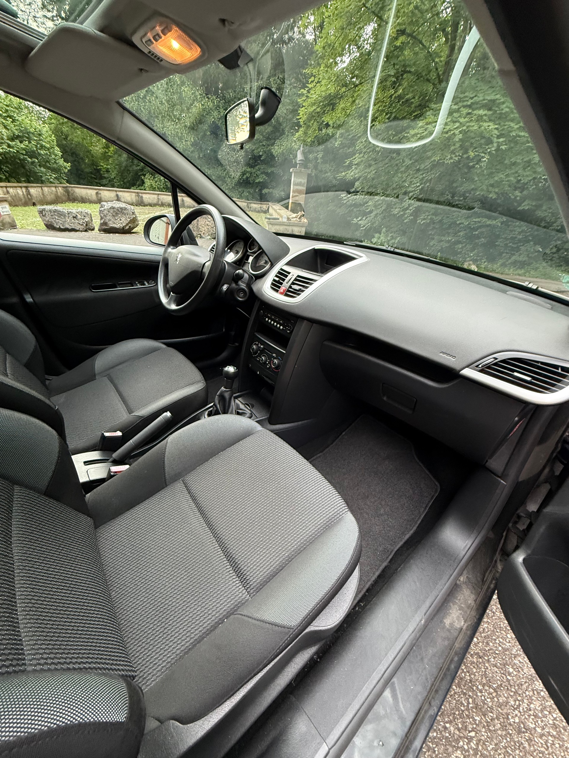 PEUGEOT 207 SW 1.4 16V Millesim 200-image-10