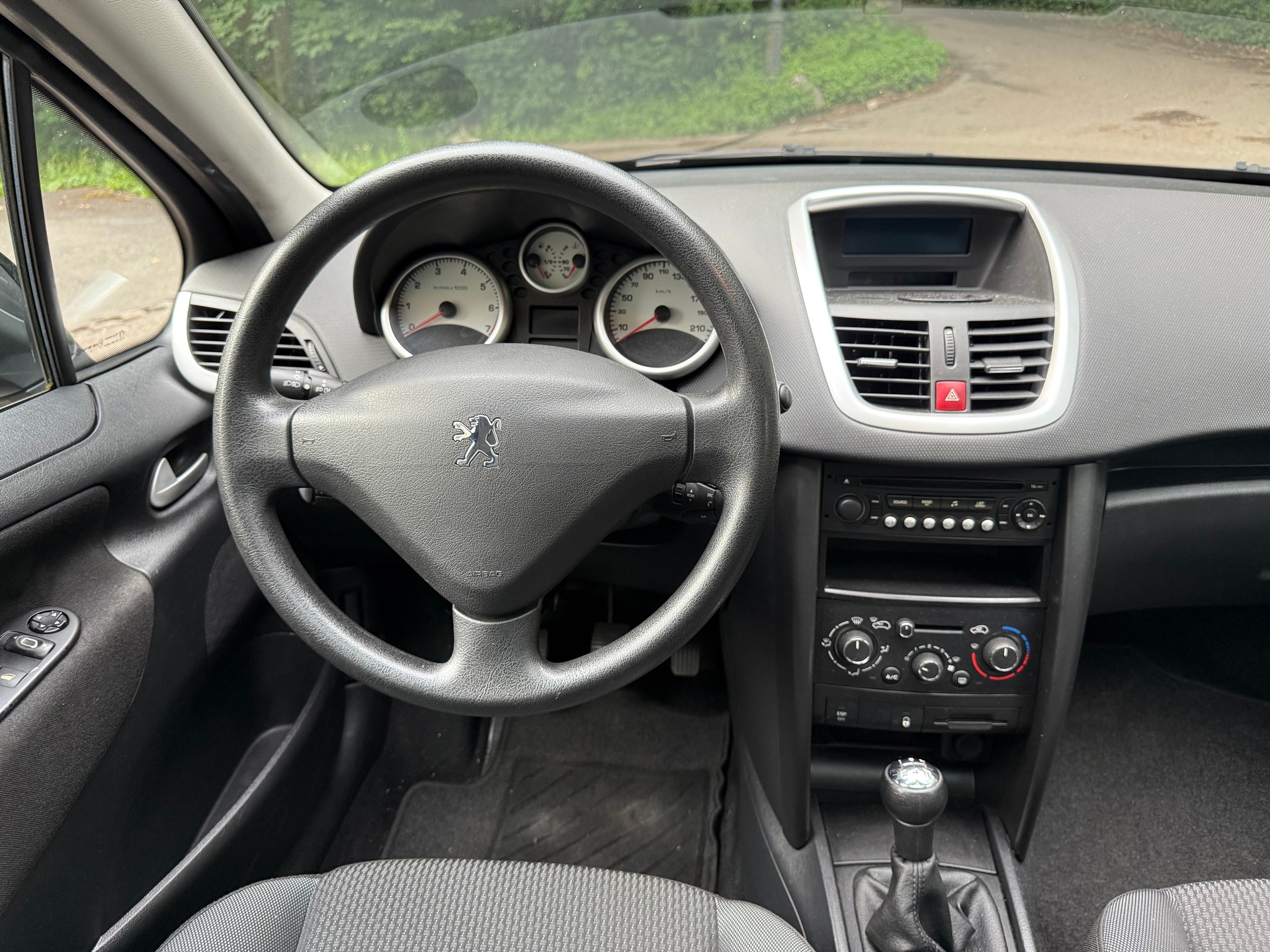 PEUGEOT 207 SW 1.4 16V Millesim 200-image-14