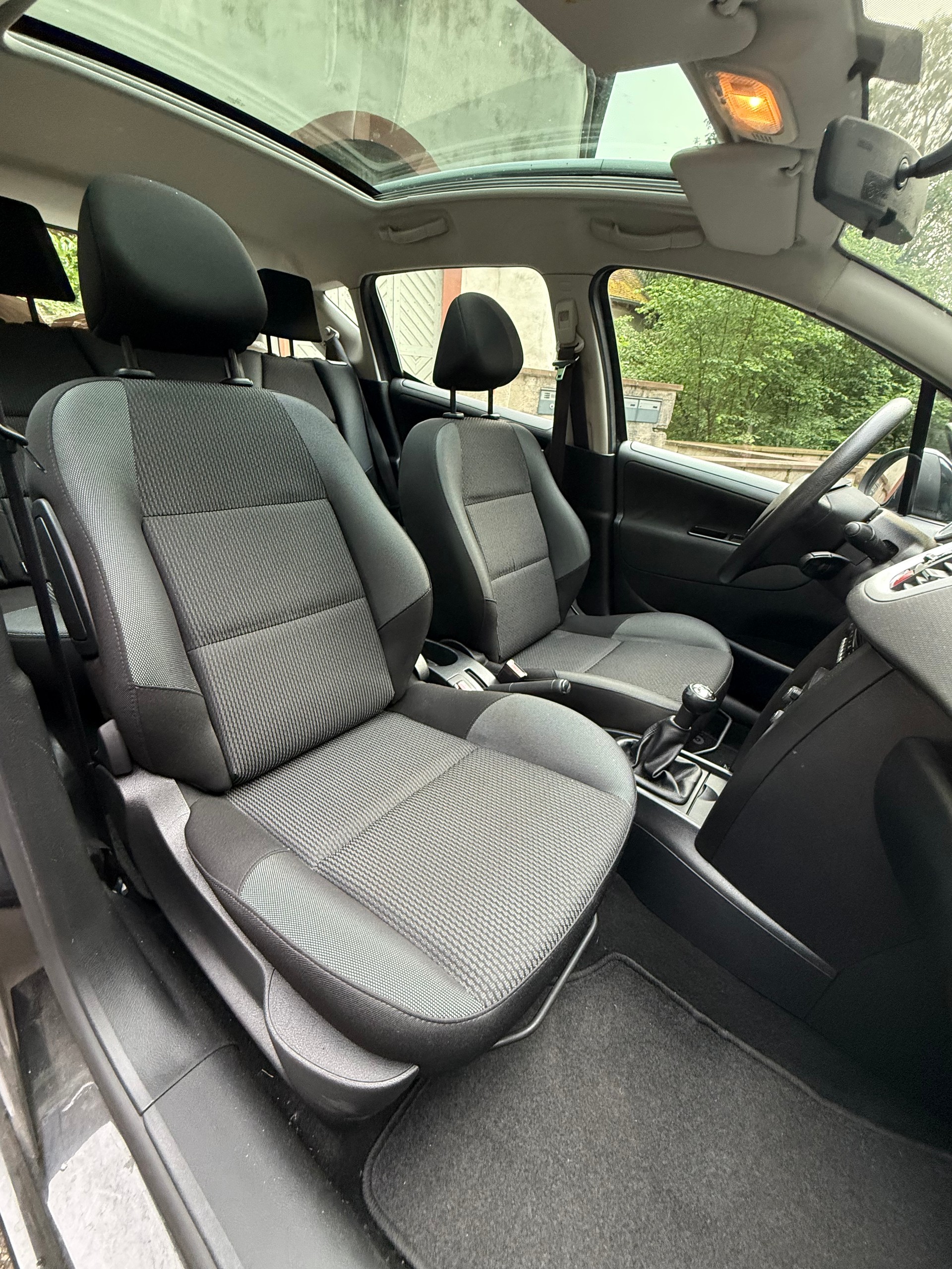 PEUGEOT 207 SW 1.4 16V Millesim 200-image-12