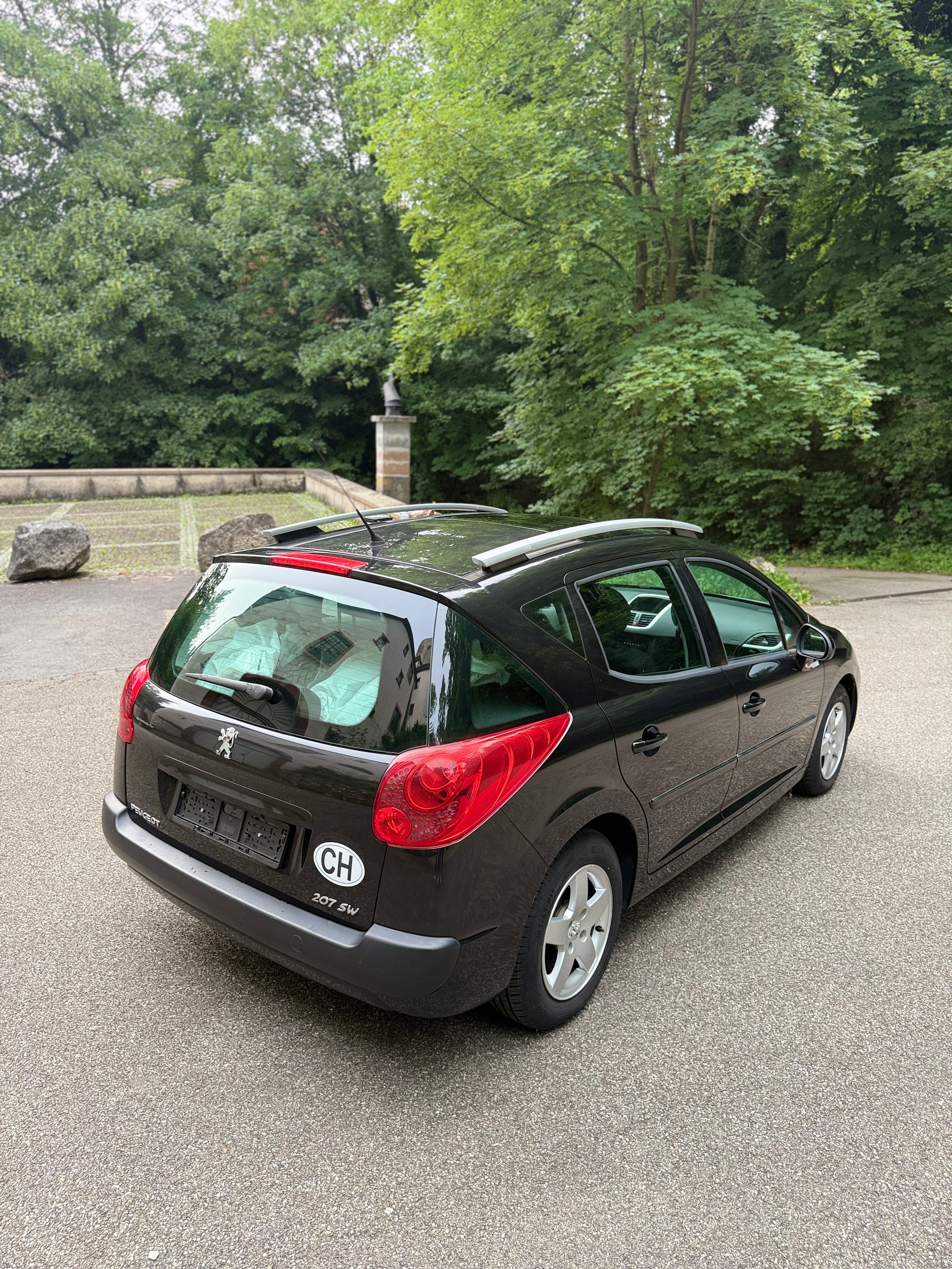 PEUGEOT 207 SW 1.4 16V Millesim 200-image-4