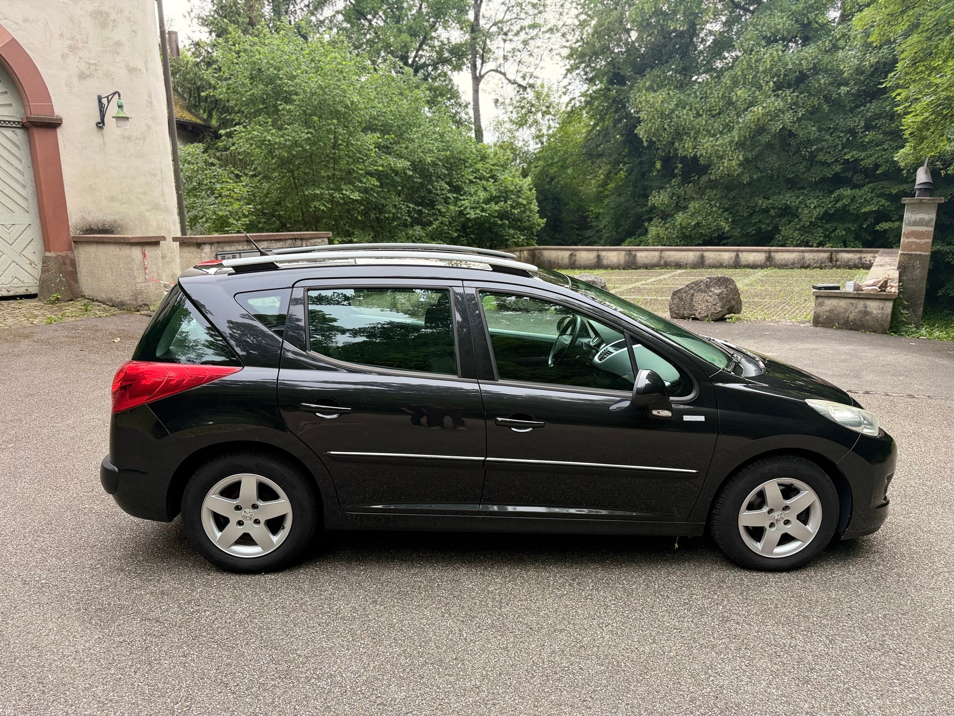 PEUGEOT 207 SW 1.4 16V Millesim 200-image-2
