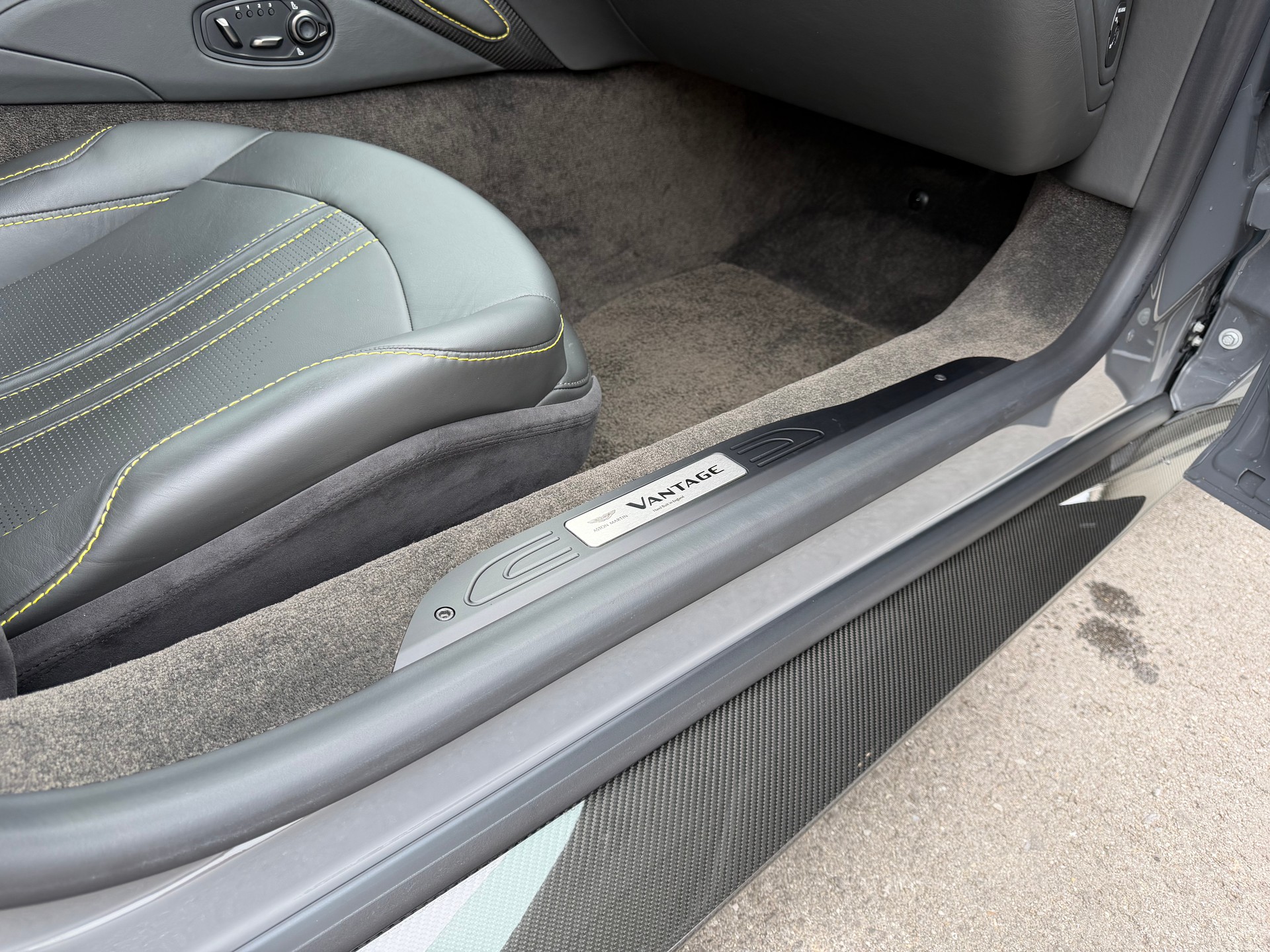ASTON MARTIN V8 Vantage 4.0 Coupé-image-16