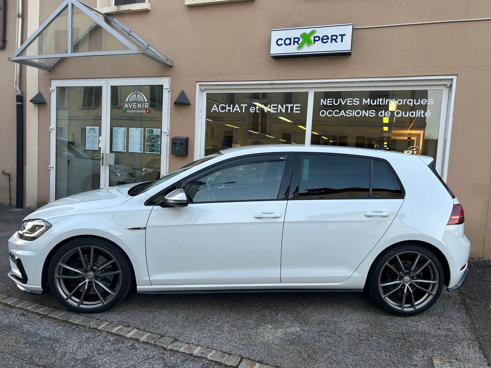 VW Golf VII 2.0 TSI R DSG 4Motion-image-1