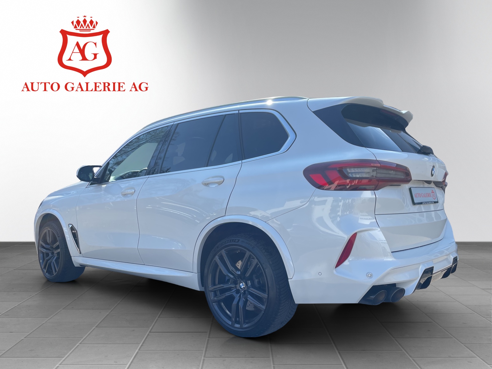 BMW X5M Steptronic-showroom-element-2