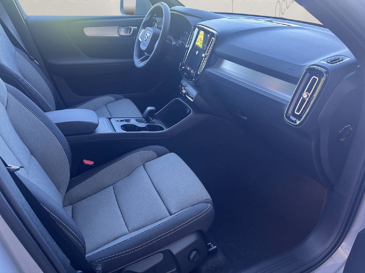 VOLVO XC40 2.0 B3 MH Core .-image-8