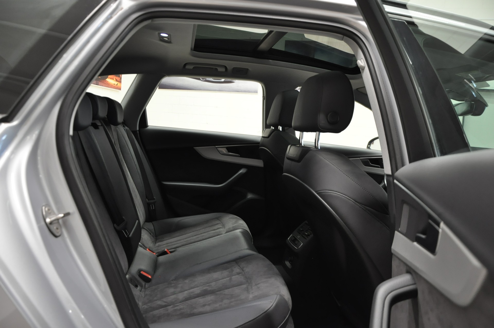 AUDI A4 Avant 40 TDI Attraction quattro S-tronic-image-16