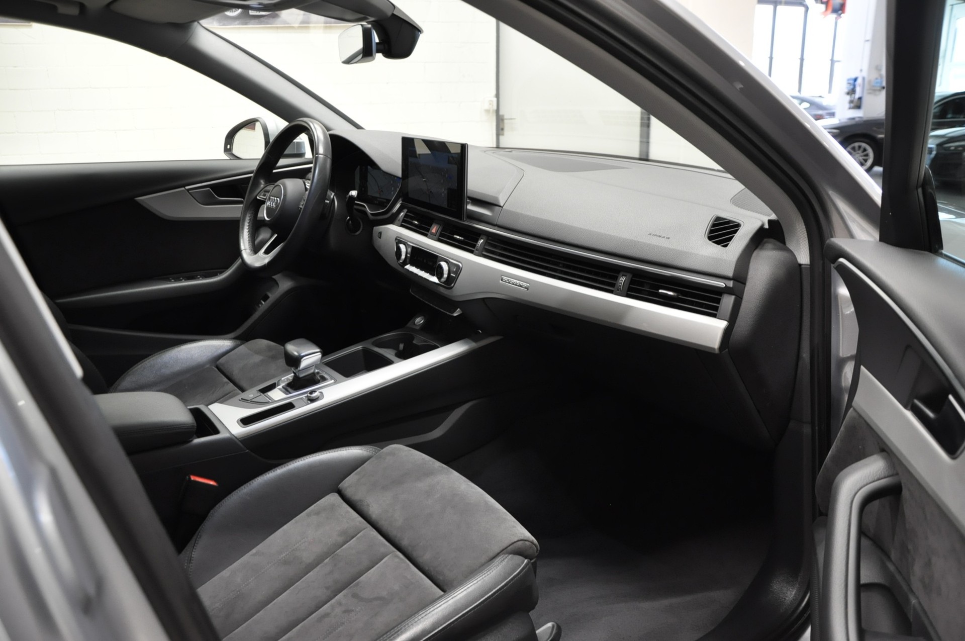 AUDI A4 Avant 40 TDI Attraction quattro S-tronic-image-14