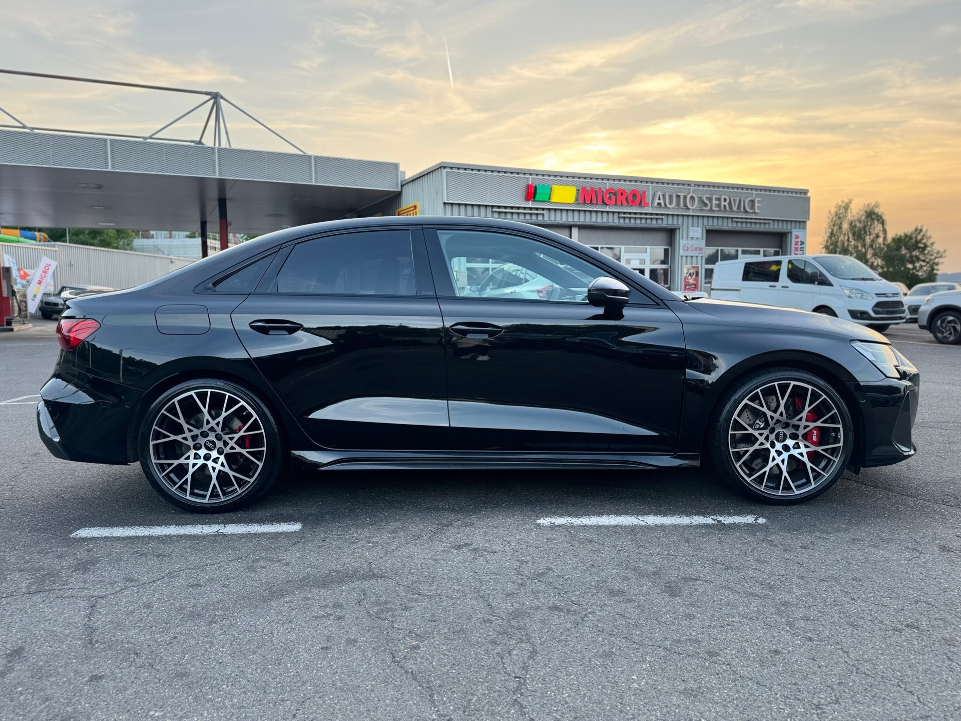 AUDI RS3 Limousine 2.5 TSI quattro S-tronic ° Vollausstattung inkl. Carbon RS Exterieur °-image-11