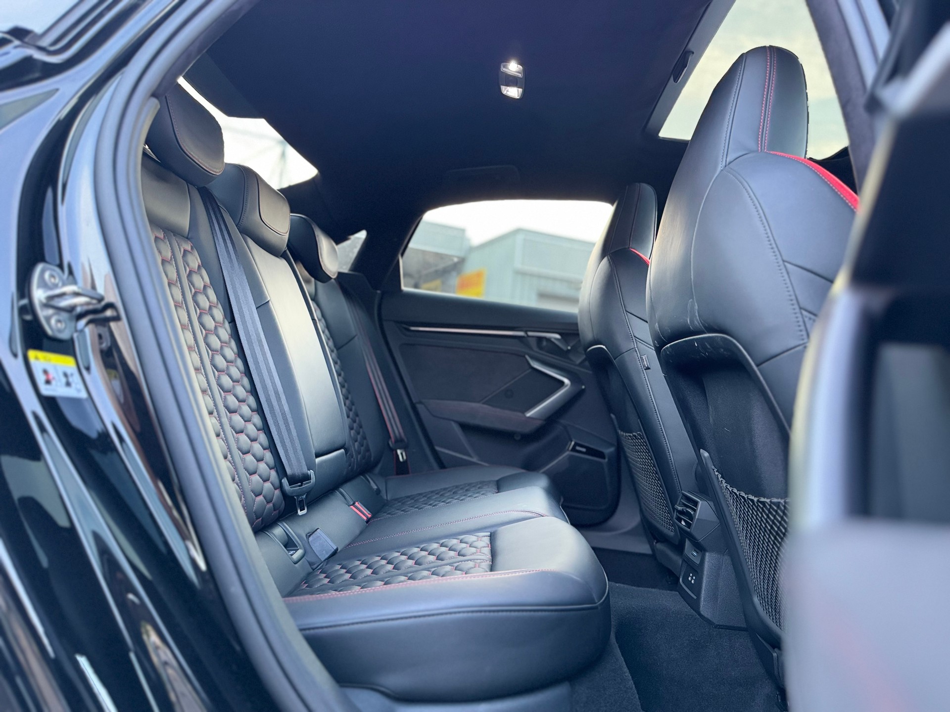 AUDI RS3 Limousine 2.5 TSI quattro S-tronic ° Vollausstattung inkl. Carbon RS Exterieur °-image-14