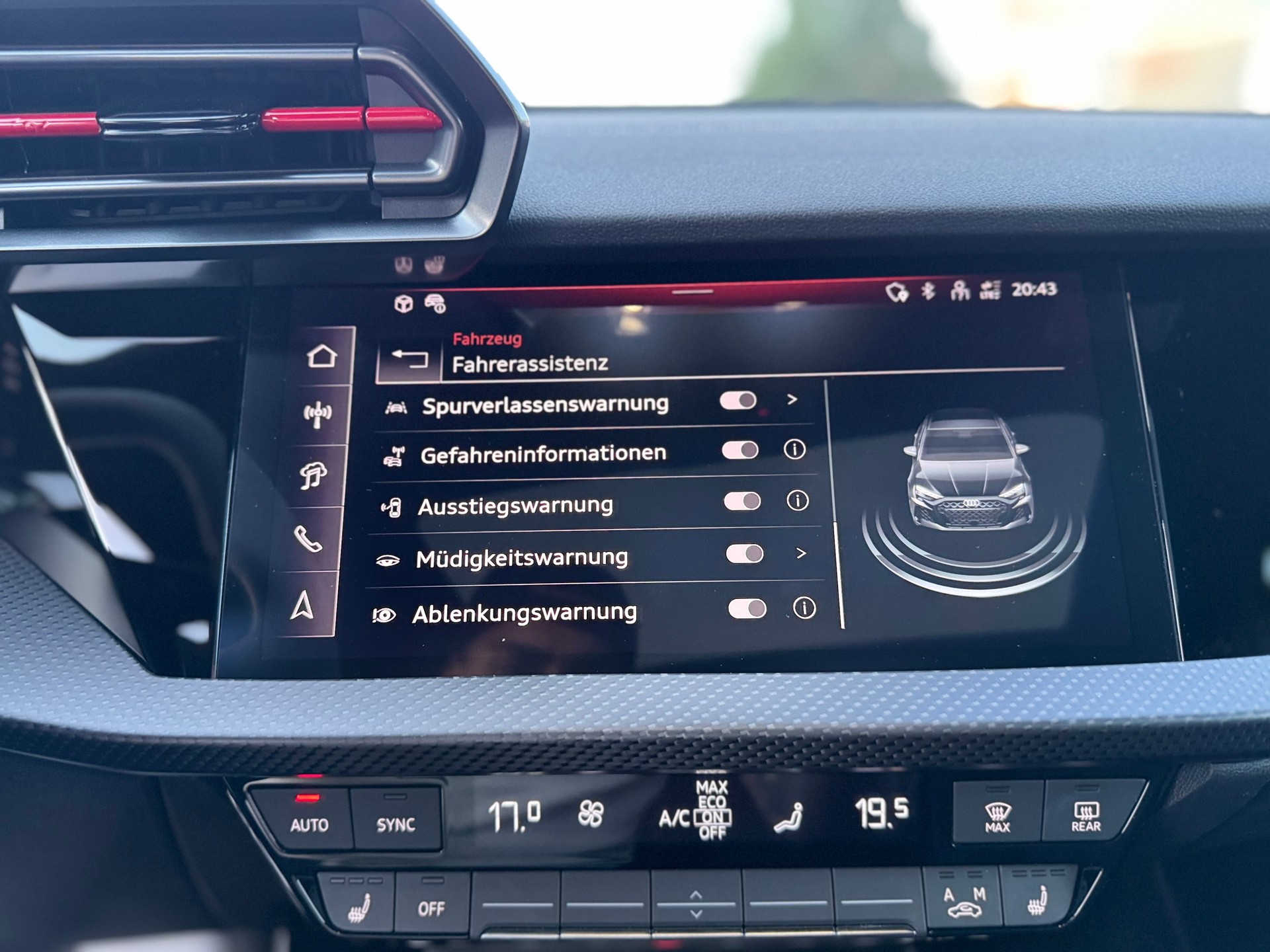 AUDI RS3 Limousine 2.5 TSI quattro S-tronic ° Vollausstattung inkl. Carbon RS Exterieur °-image-19