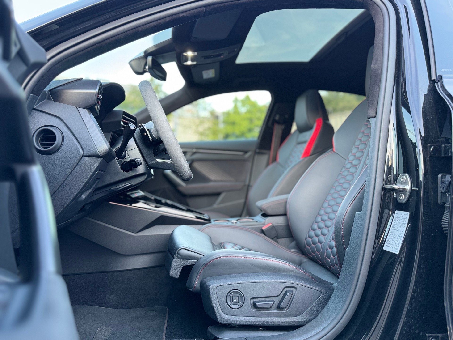 AUDI RS3 Limousine 2.5 TSI quattro S-tronic ° Vollausstattung inkl. Carbon RS Exterieur °-image-12