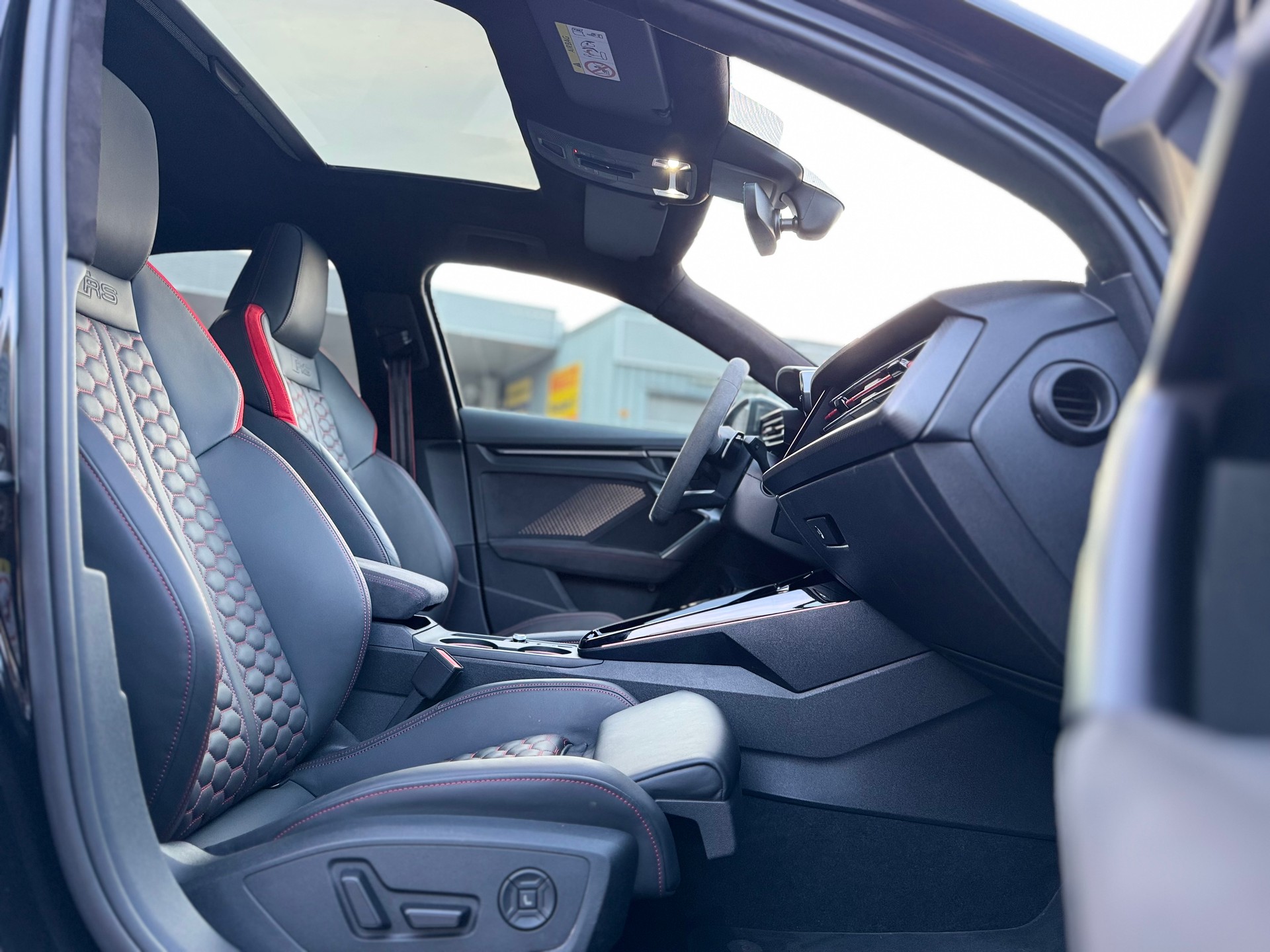 AUDI RS3 Limousine 2.5 TSI quattro S-tronic ° Vollausstattung inkl. Carbon RS Exterieur °-image-13