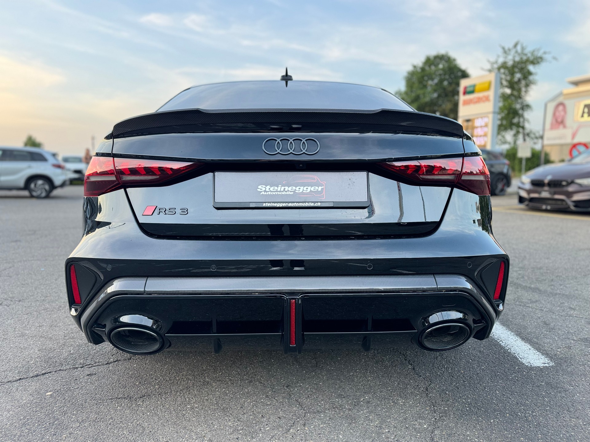 AUDI RS3 Limousine 2.5 TSI quattro S-tronic ° Vollausstattung inkl. Carbon RS Exterieur °-image-9