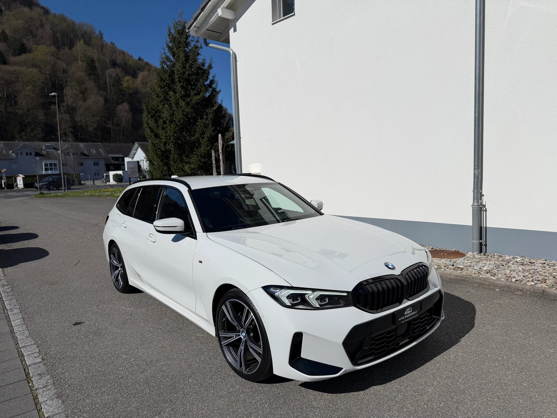 BMW 320d xDrive 48V Touring Steptronic M Sport-showroom-element-1